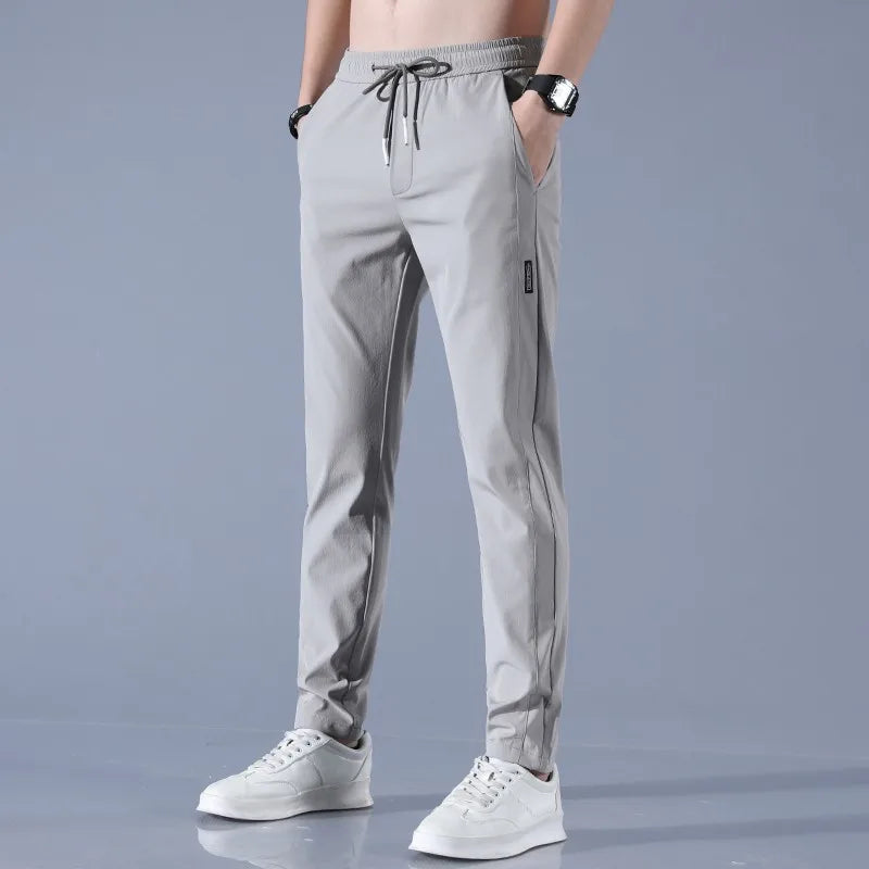 Dünne, elastische Sporthose aus Eisseide für Herren mit geradem Bein