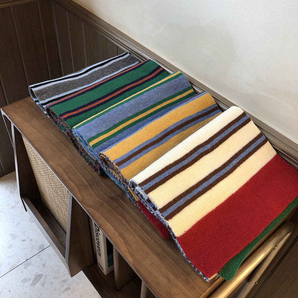 Gestrickter, warmer Wollschal mit Kontraststreifen