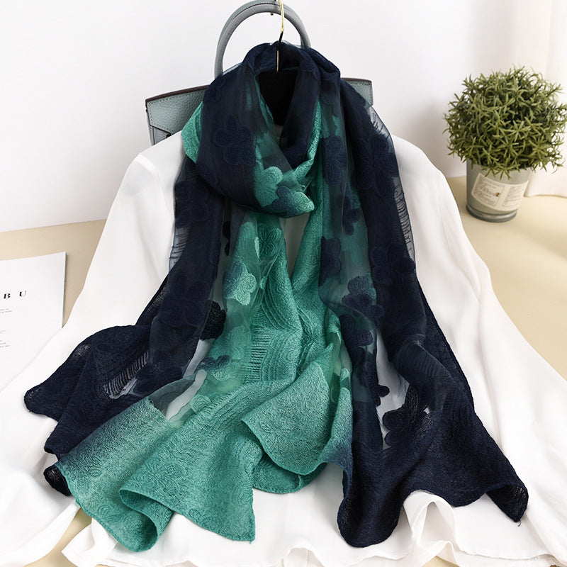 Spitze ausgehöhlter Blumenschnitt-Rosenschal mit Farbverlauf