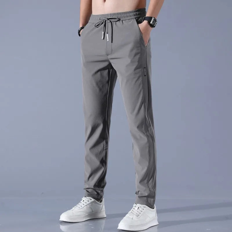 Dünne, elastische Sporthose aus Eisseide für Herren mit geradem Bein
