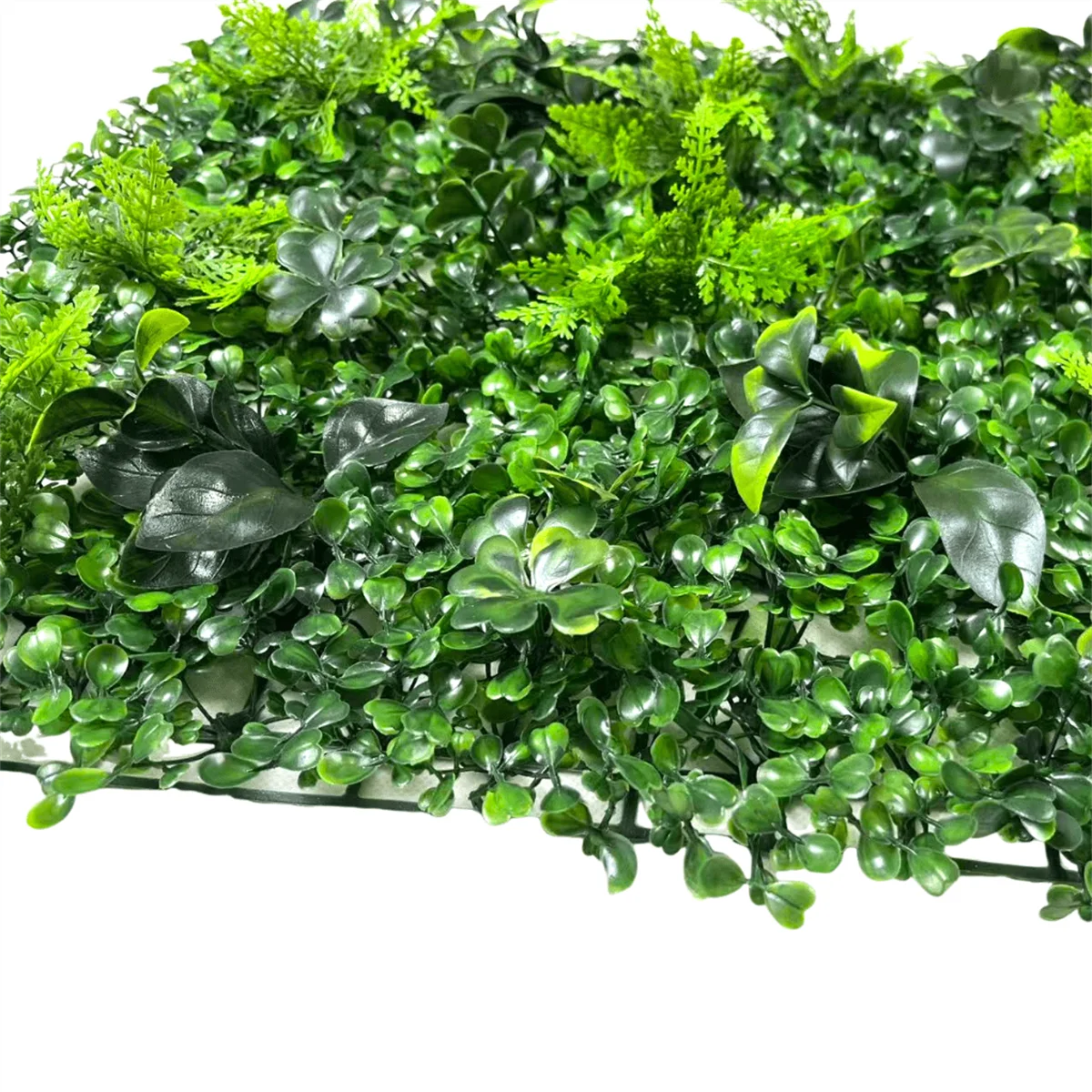 Künstliche Efeu-Wandpflanzen im Grünen