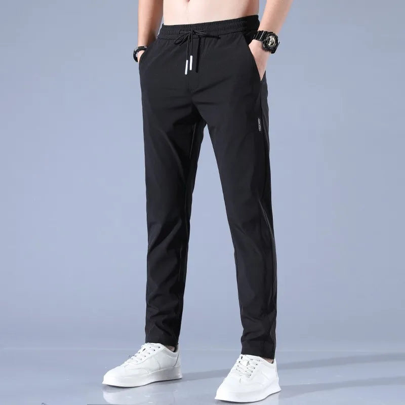Dünne, elastische Sporthose aus Eisseide für Herren mit geradem Bein