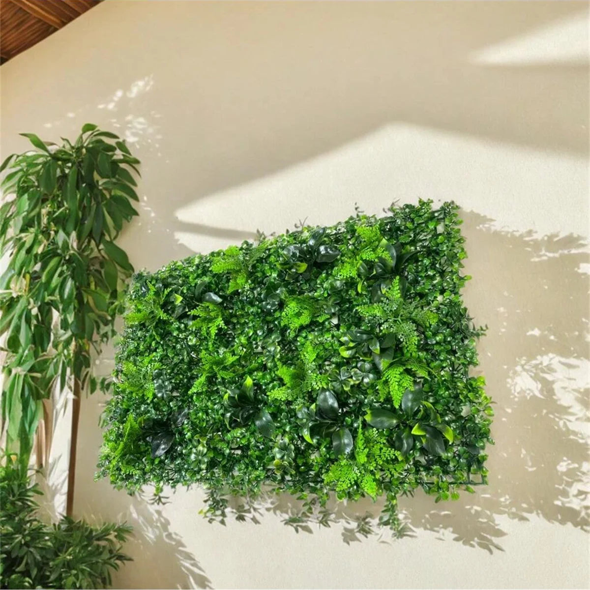 Künstliche Efeu-Wandpflanzen im Grünen
