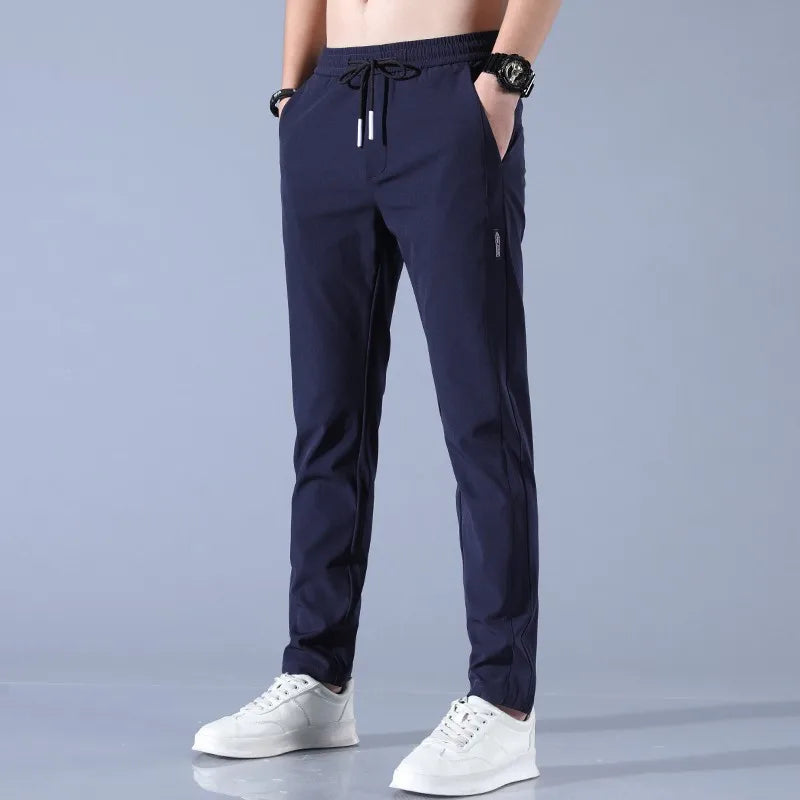 Dünne, elastische Sporthose aus Eisseide für Herren mit geradem Bein