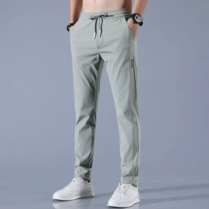 Dünne, elastische Sporthose aus Eisseide für Herren mit geradem Bein