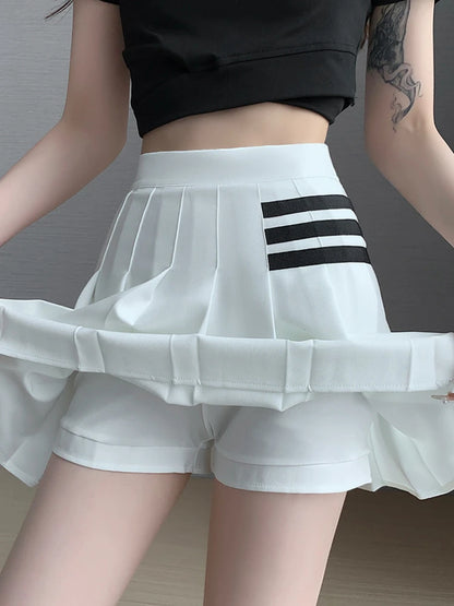 Chic White Pleated Mini Skirt
