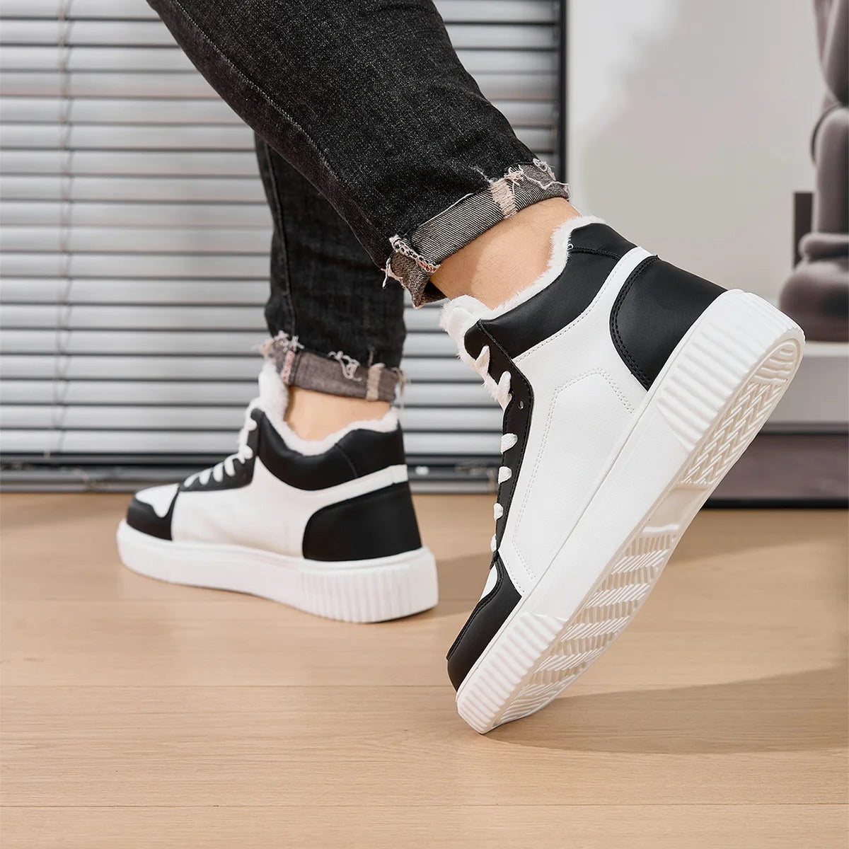 Paar Winter-Sneaker für Kinder mit dicker Sohle