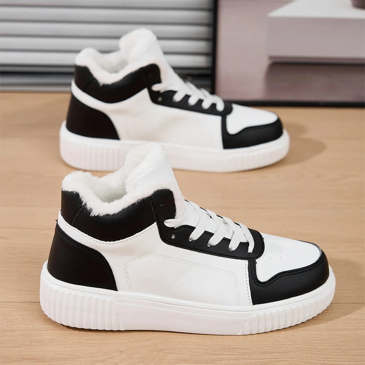 Paar Winter-Sneaker für Kinder mit dicker Sohle