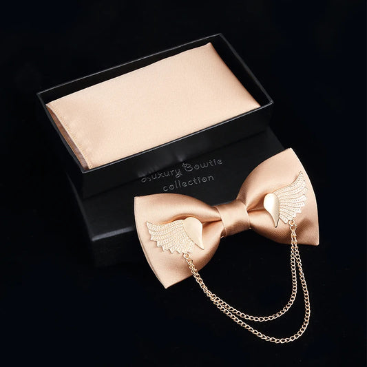 Goldene Herrenfliege mit Metallflügeln und Einstecktuch – verstellbare, zweilagige, vorgebundene Fliege