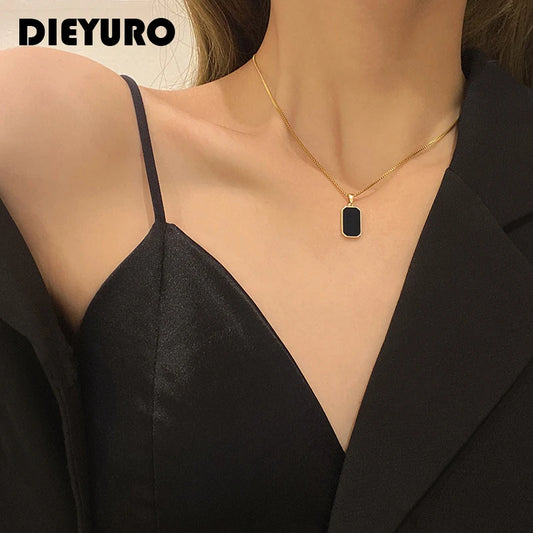 Collier carré noir avec chaîne de clavicule tendance