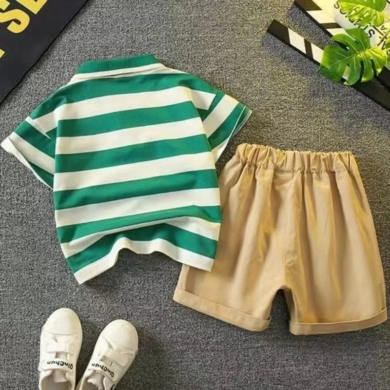 Kinderkleidung – gestreiftes Hemd und Shorts für Babys