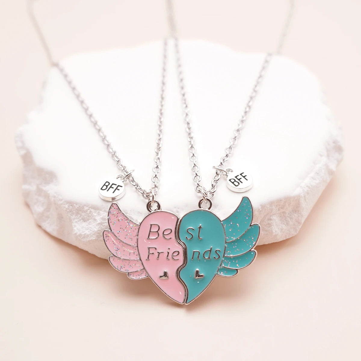 2 herzförmige Magnet-Panda-Halsketten