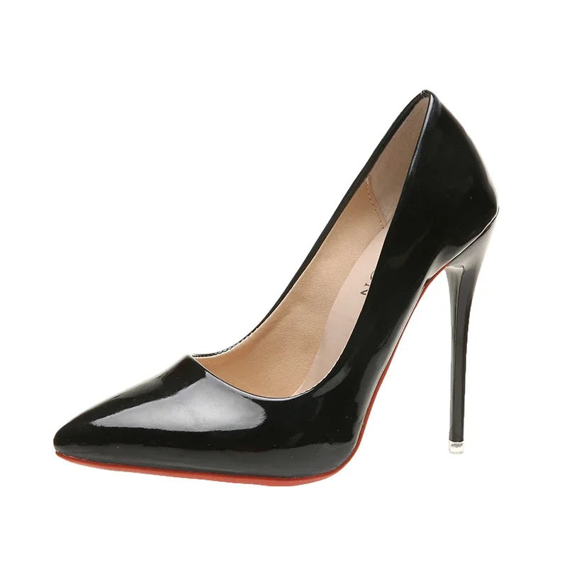 Damen-Schuhe mit spitzem Zehenbereich und High Heels