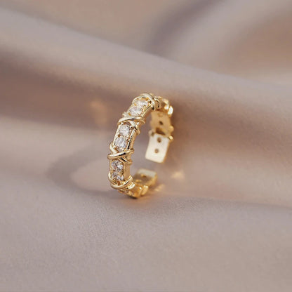 Bague de fiançailles géométrique en zircone cubique pour femme