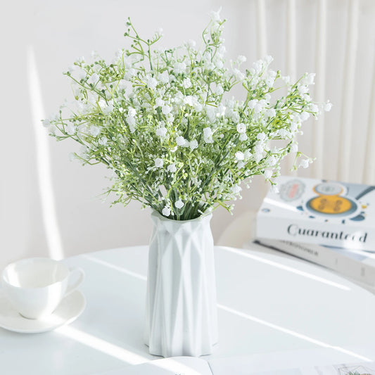 Künstliche Blumen aus Kunststoff im Grünen