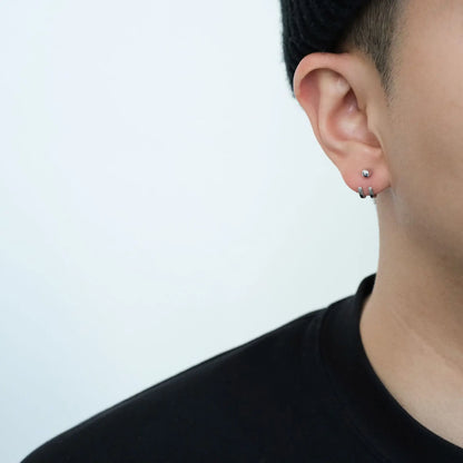 Boucles d'oreilles minimalistes en acier titane pour hommes - Goujons ronds noirs à goutte d'huile