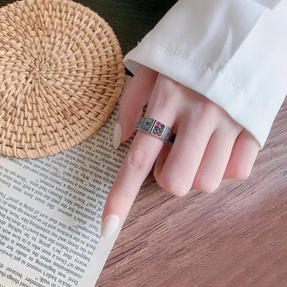 Glänzender Kristallring im Poker-Design 