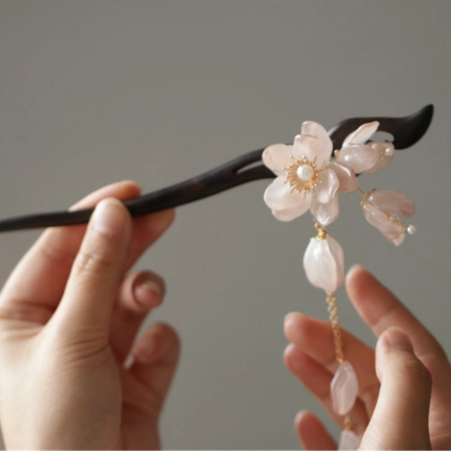 Haarspange mit Rosen und Schmetterlingen, goldfarbene Quaste
