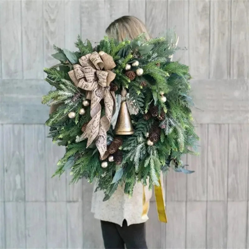 Couronne de Noël avec pommes de pin et aiguilles