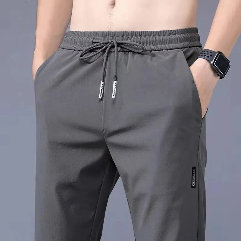 Dünne, elastische Sporthose aus Eisseide für Herren mit geradem Bein