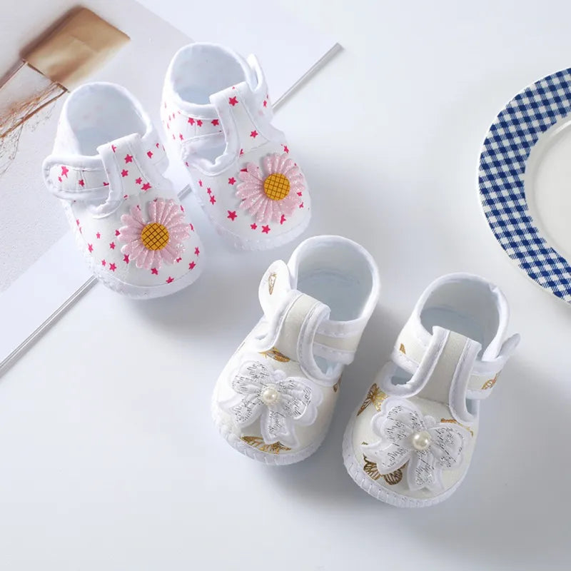 Baby-Mädchen-Schuhe mit Blumenmuster und Fliege und weicher Sohle