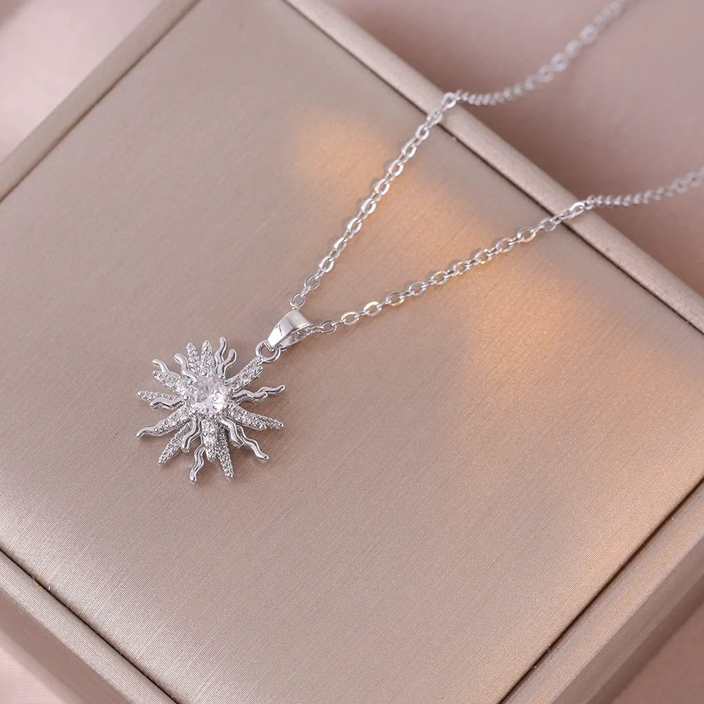 Collier en or avec pendentif fleur, zircone incrustée, chaîne en acier titane et pendentif soleil en opale (1 pièce).