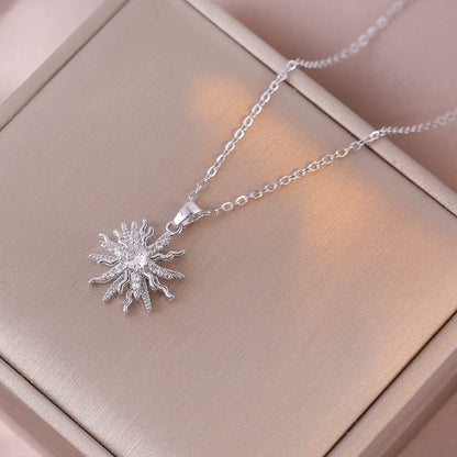 Collier en or avec pendentif fleur, zircone incrustée, chaîne en acier titane et pendentif soleil en opale (1 pièce).