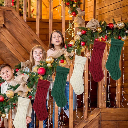 Bas de Noël tricotés et gros cadeaux de bonbons