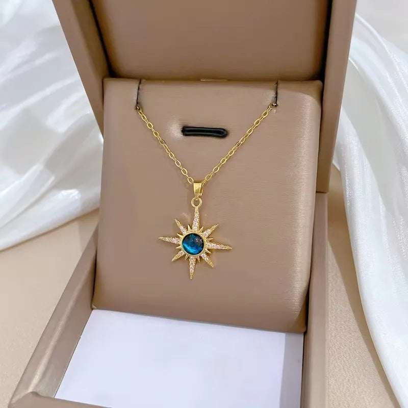 Collier en or avec pendentif fleur, zircone incrustée, chaîne en acier titane et pendentif soleil en opale (1 pièce).