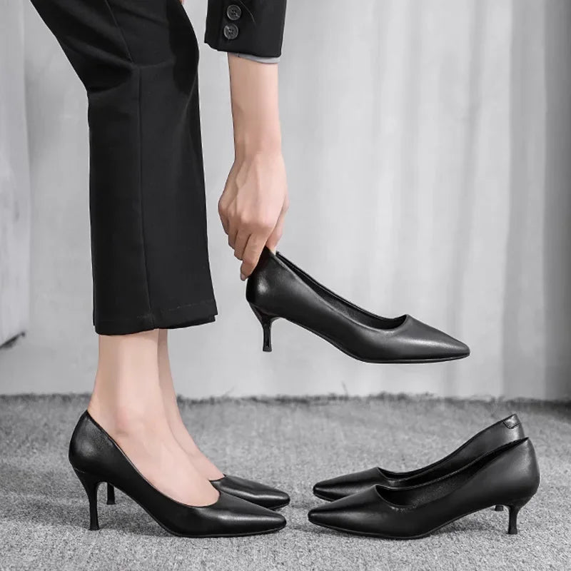 Elegante Damenschuhe aus schwarzem Leder mit dünnem Absatz für die Arbeit