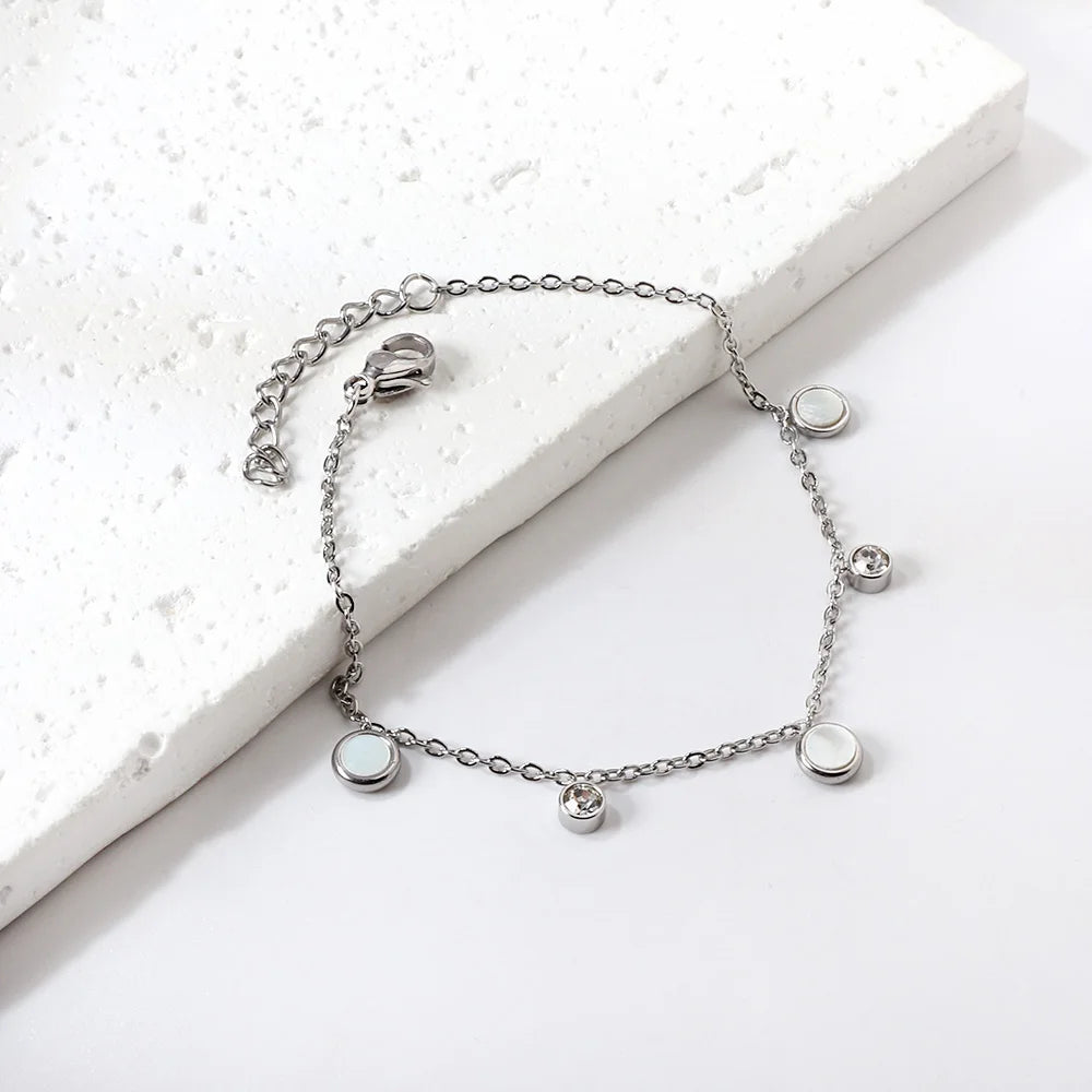 Damenarmband aus vergoldetem Edelstahl mit weißer Muschel und Zirkonia