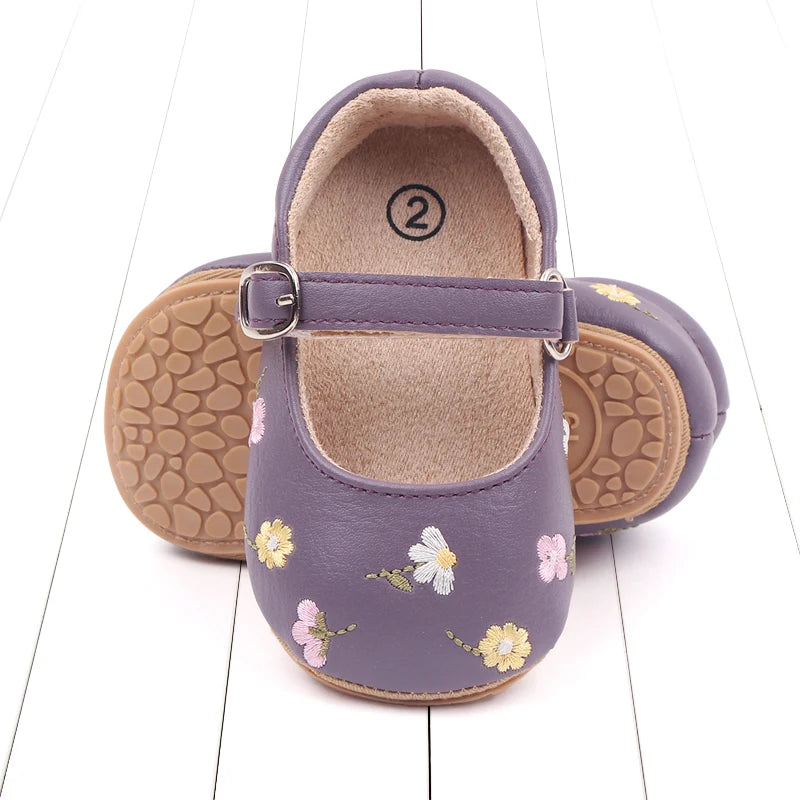 Baby-Sommersandale im Mary-Jane-Stil mit niedlicher Stickerei-Blume