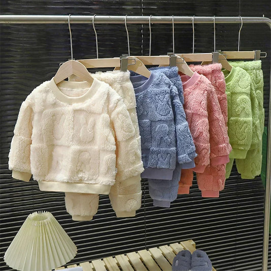 Gemütliches Kinder-Pyjama-Set für den Winter