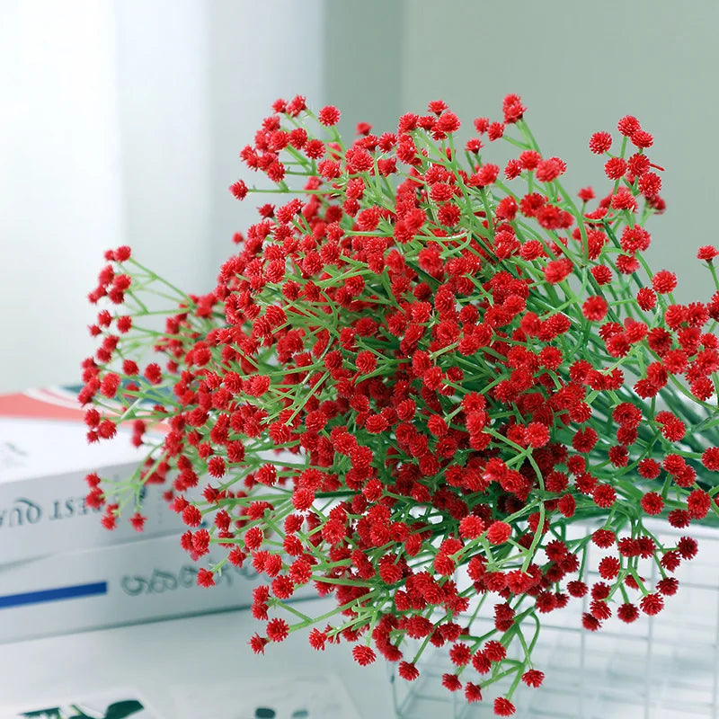 Künstliche Blumen aus Kunststoff im Grünen