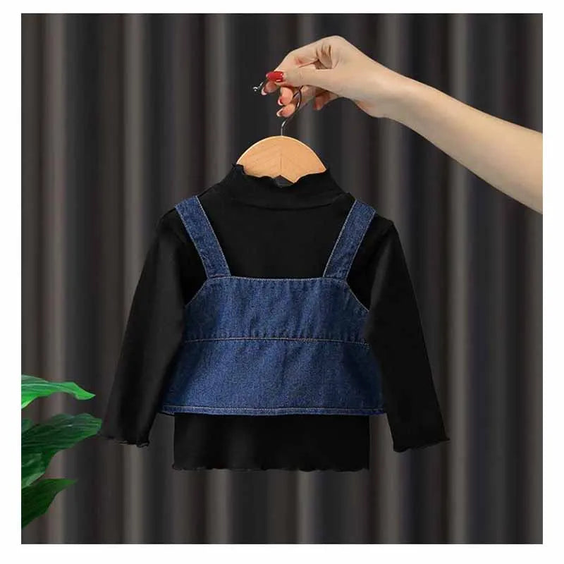 Einfarbiges Strapsoberteil mit großer Schleife für Babys und Mädchen mit blauen Schlagjeans