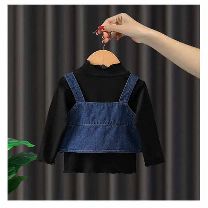 Einfarbiges Strapsoberteil mit großer Schleife für Babys und Mädchen mit blauen Schlagjeans