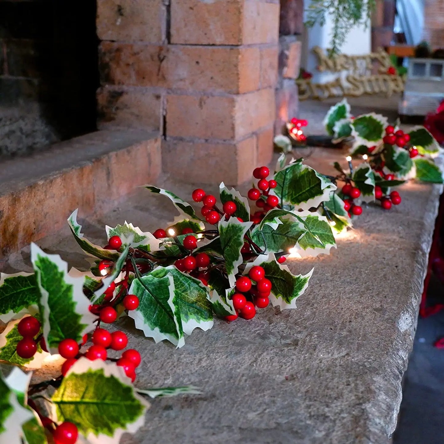 Guirlande et couronne de Noël avec baies et houx