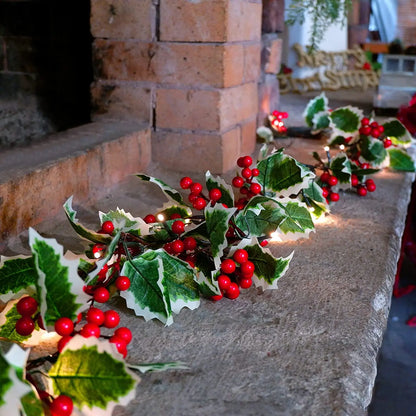 Guirlande et couronne de Noël avec baies et houx