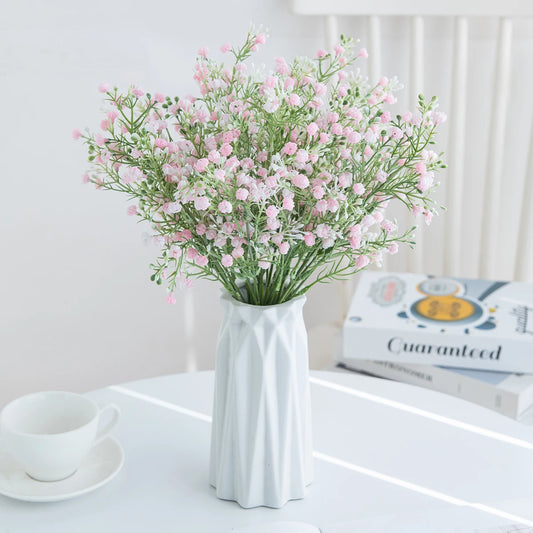 Künstliche Blumen aus Kunststoff im Grünen