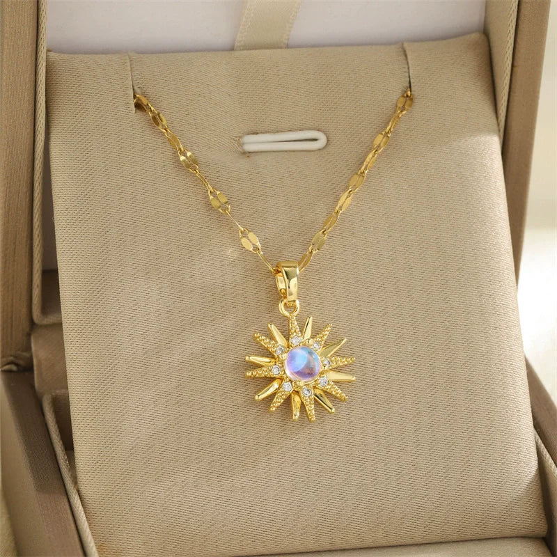 Collier en or avec pendentif fleur, zircone incrustée, chaîne en acier titane et pendentif soleil en opale (1 pièce).