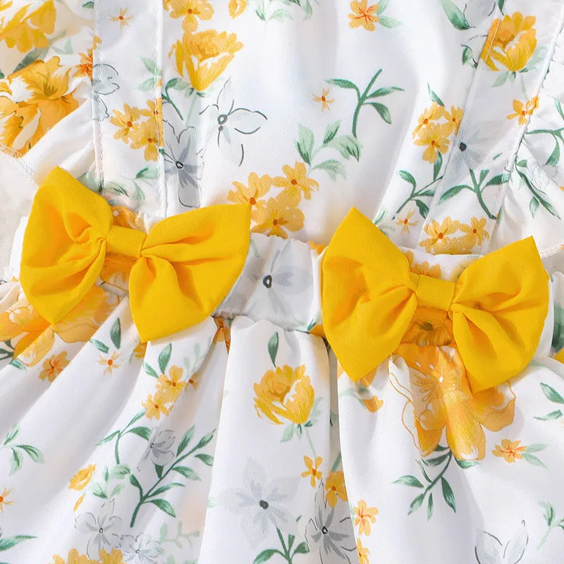 Niedliche gelbe Blumen-Prinzessin-Abendkleider für Neugeborene mit Schmetterlingsärmeln