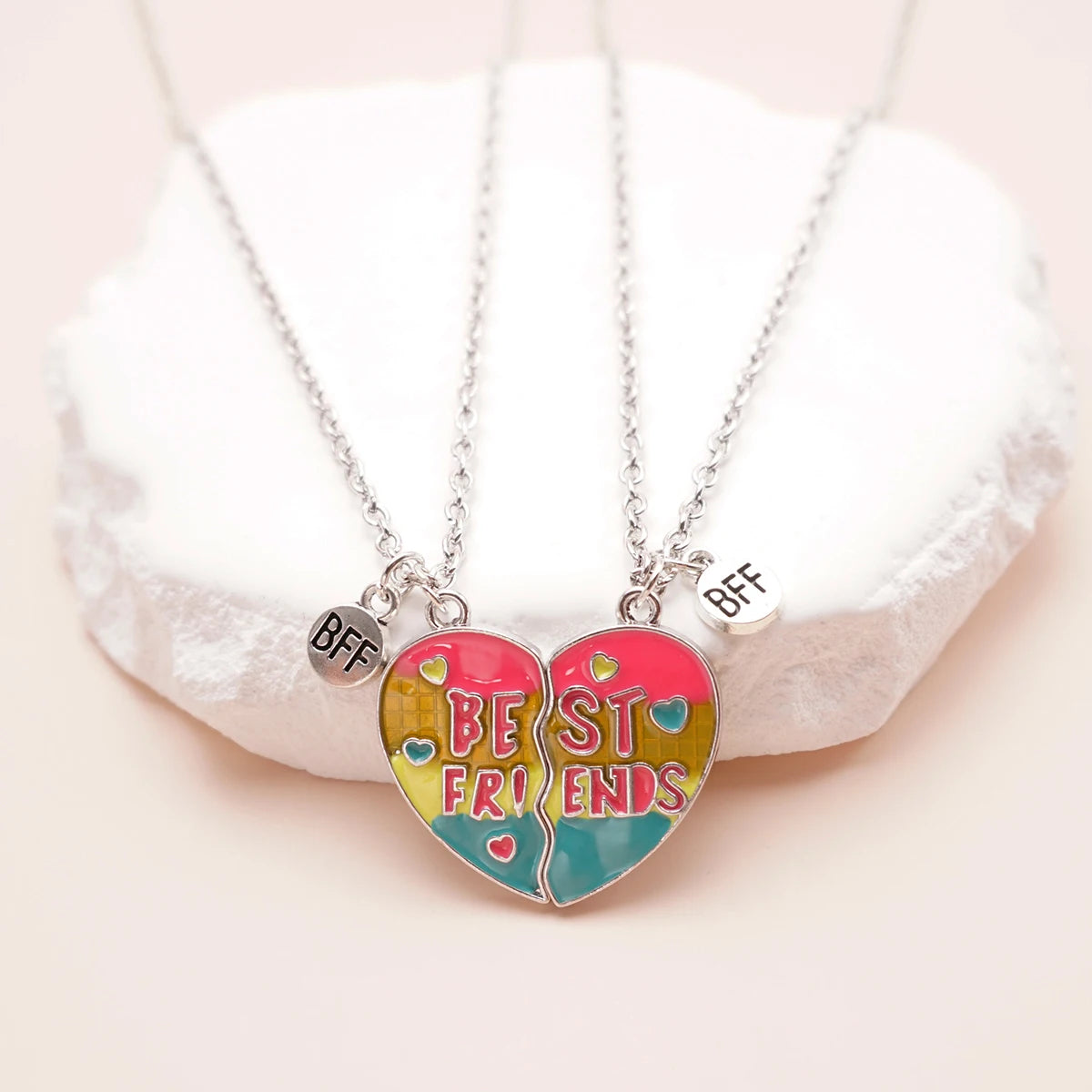 2 herzförmige Magnet-Panda-Halsketten