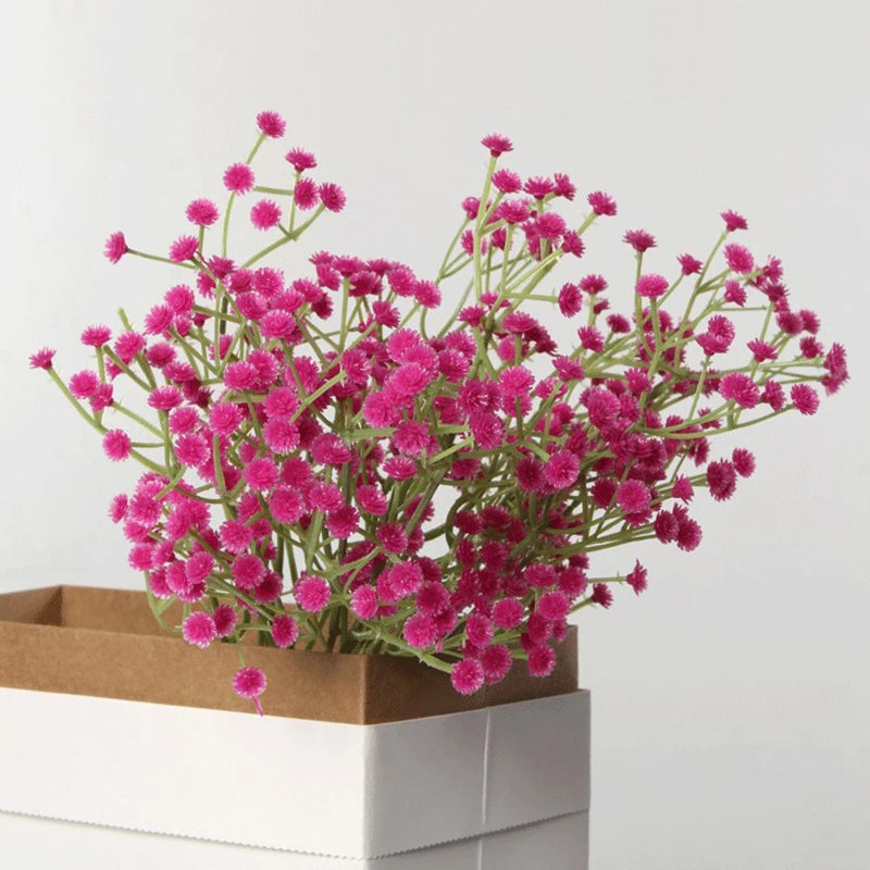 Künstliche Blumen aus Kunststoff im Grünen