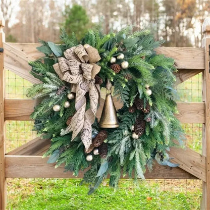 Couronne de Noël avec pommes de pin et aiguilles