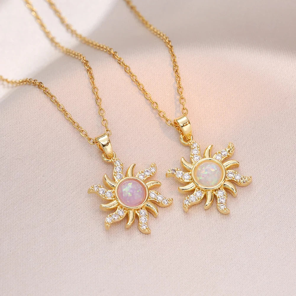 Collier en or avec pendentif fleur, zircone incrustée, chaîne en acier titane et pendentif soleil en opale (1 pièce).
