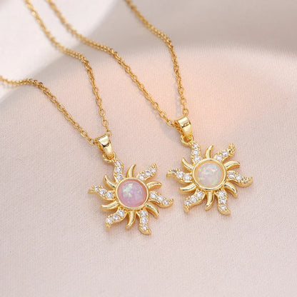 Collier en or avec pendentif fleur, zircone incrustée, chaîne en acier titane et pendentif soleil en opale (1 pièce).