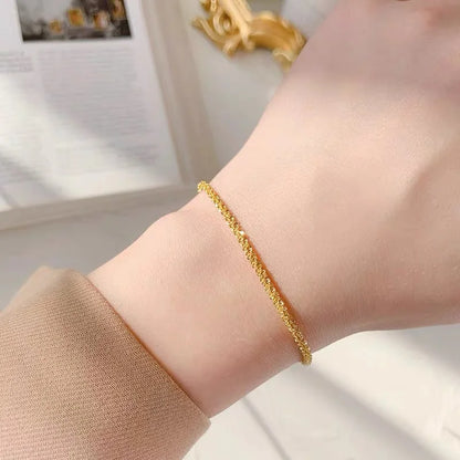 Dünne silberfarbene Fußkettchen mit glänzenden Ketten