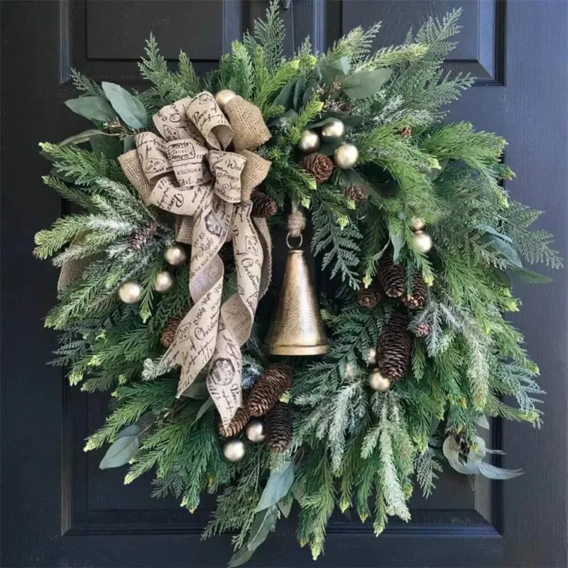 Couronne de Noël avec pommes de pin et aiguilles