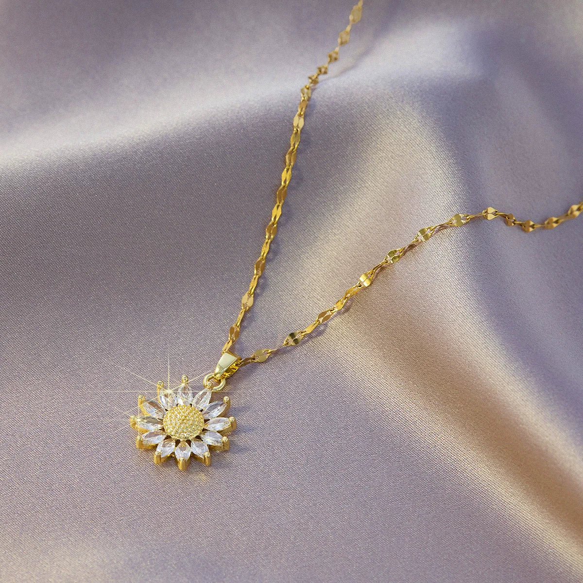 Collier en or avec pendentif fleur, zircone incrustée, chaîne en acier titane et pendentif soleil en opale (1 pièce).