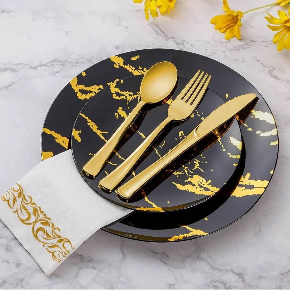 Goldfarbenes Geschirrset aus Kunststoff